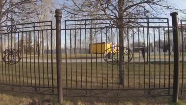 Iron fence in a city park — Stock Video