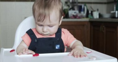 Erkek çocuk turp yiyor