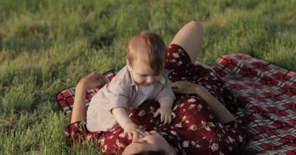 Mãe com uma criança em um piquenique — Vídeo de Stock