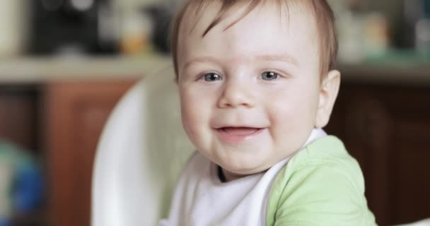 Petit garçon dans une chaise d’enfants — Video