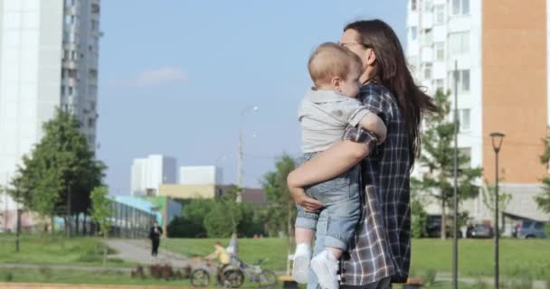 Parkta bir çocuk ile anne — Stok video