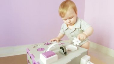 Bebek meşgul küple oynuyor