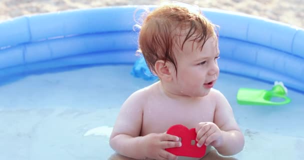 Niño con la letra B — Vídeo de stock