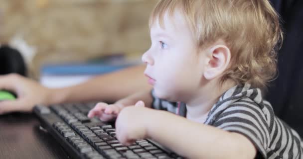Chłopiec naciska klawisze. — Wideo stockowe