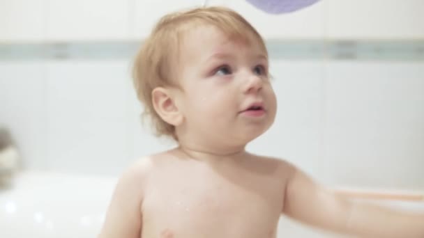 Menino bebê encharcado com água — Vídeo de Stock