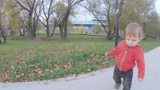 Junge geht mit Mama spazieren — Stockvideo