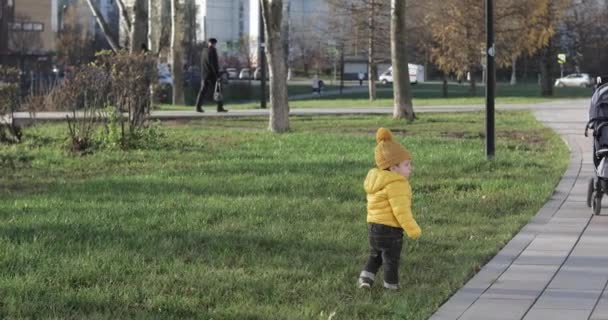 Bebé en una chaqueta amarilla — Vídeo de stock