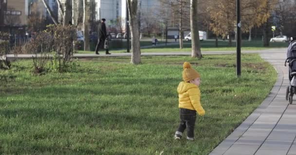 Baby in gelber Jacke — Stockvideo