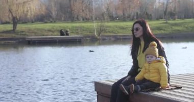 Anne dubada bir bebekle