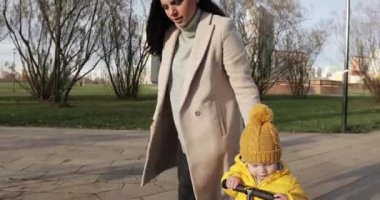 Annem scooter sürmeyi öğretiyor.