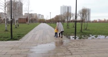 Annem scooter sürmeyi öğretiyor.