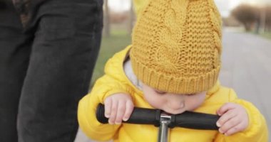 Annem scooter sürmeyi öğretiyor.