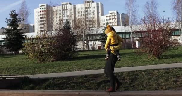 Maman avec un bébé sur une jetée en bois — Video