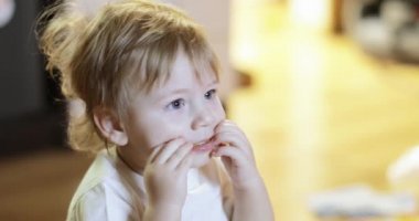 Oğlan televizyon izler ve yer.