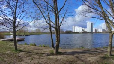 Şehir parkında bir sokak.