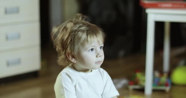 Garçon regarder la télévision à la maison — Video