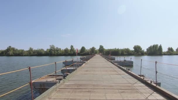 Puente Pantone sobre el río — Vídeo de stock