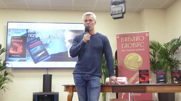 Presentation av tre böcker av Andrei Vajra — Stockvideo