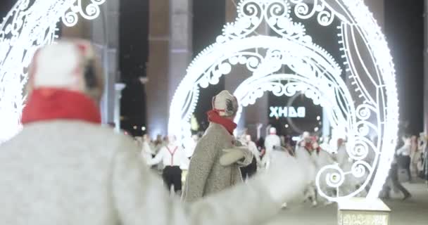 Animadores de dança na abertura da pista de gelo principal na Rússia — Vídeo de Stock