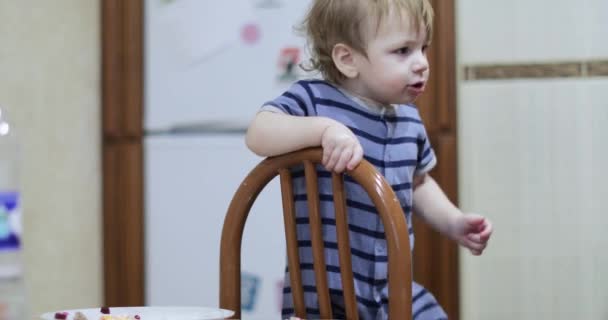 Niño de pie en una silla — Vídeos de Stock