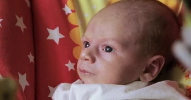 Sallanan beşik içinde erkek bebek — Stok video