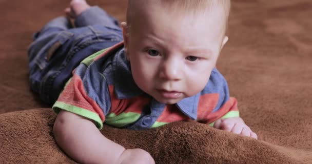 Boy child learn to crawl — Stock Video