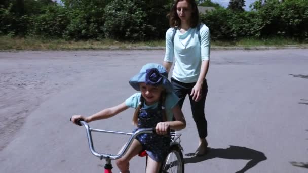 Leren om een fietstocht — Stockvideo