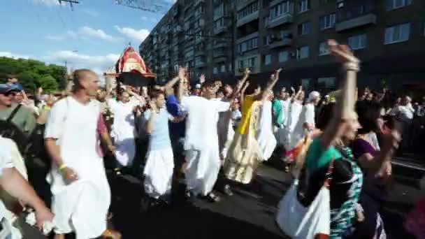 Ratha Yatra i staden av Dnepr — Stockvideo