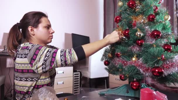 Menina decora a árvore de Natal — Vídeo de Stock