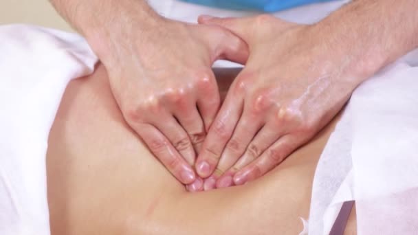 Massage av mage till flicka — Stockvideo