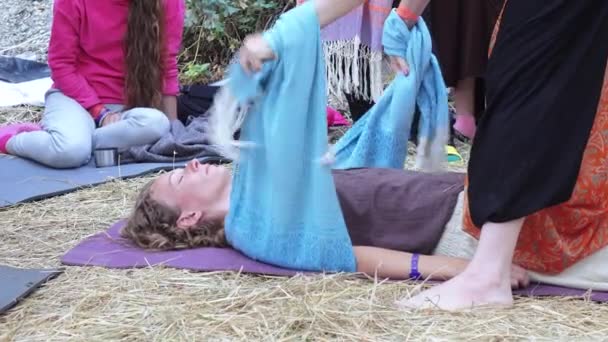 Massage mit einem Tuch — Stockvideo