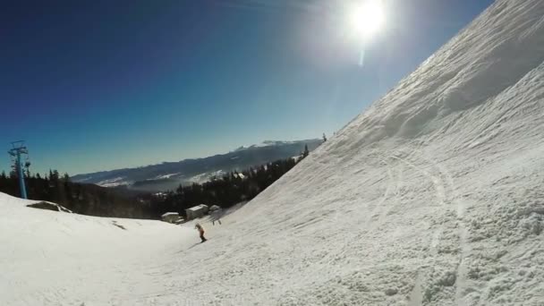 女性雪の山からのスキーに降下 — ストック動画