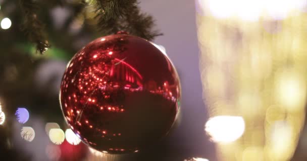 Ball auf einem Weihnachtsbaum — Stockvideo