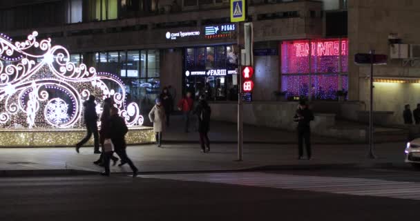 Decoração festiva e um pedestre — Vídeo de Stock