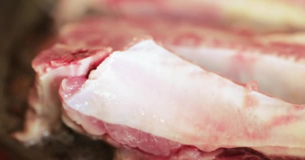 Frying pork ribs in a pan — Stock Video