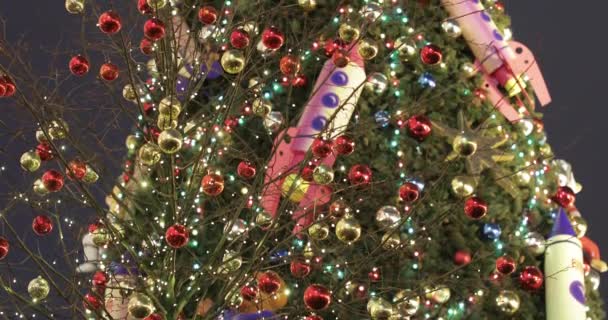 Χριστουγεννιάτικο δέντρο σε κόκκινο τετράγωνο κοντά στο Gum — Αρχείο Βίντεο