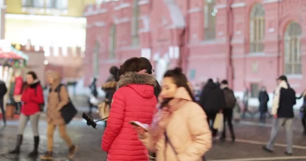 Couple taking a selfie on Red Square in front of the Historical Museum — Stock Video