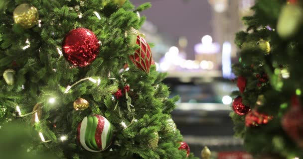 Διακοσμημένο χριστουγεννιάτικο δέντρο με αυτοκίνητο — Αρχείο Βίντεο