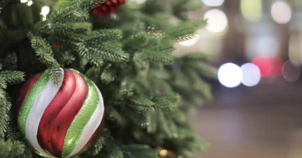 Dekorovaný vánoční stromek s auto — Stock video