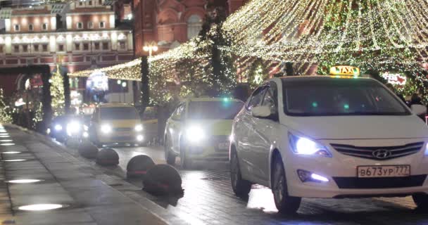 Árbol de Navidad decorado con guirnaldas y juguetes en el fondo de un taxi de salida del hotel Cuatro temporadas — Vídeos de Stock