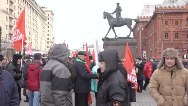 Stalinisten en leden van de Communistische Partij op Stalins verjaardag bij het monument voor Zjoekov — Stockvideo