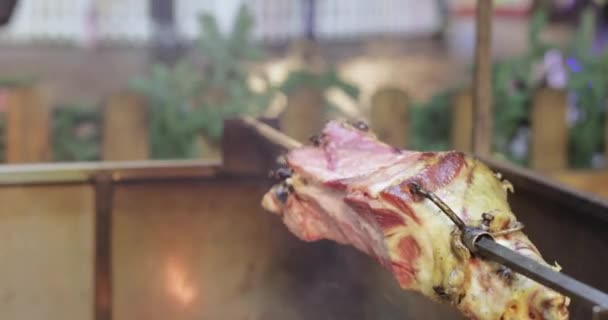 Cuisiner les cuisses de porc au festival gastronomique — Video