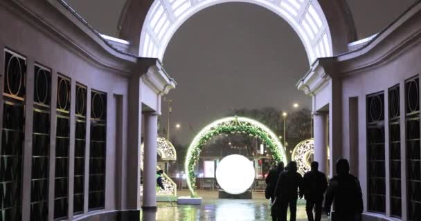 Iluminación festiva en el anillo del Boulevard cerca del metro Kropotkinskaya — Vídeo de stock