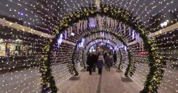 Båge av festlig belysning på Boulevard ringen nära tunnelbanan Kropotkinskaya — Stockvideo