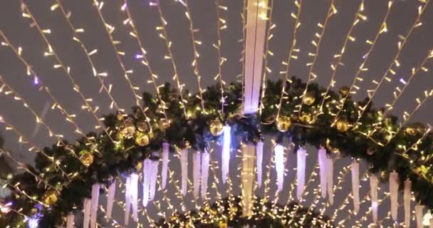 Łuk świątecznych iluminacji na bulwarze w pobliżu stacji metra Kropotkinskaya — Wideo stockowe