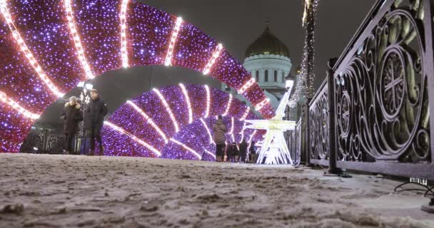 Silvesterbeleuchtung auf der patriarchalischen Brücke auf dem Hintergrund der Kathedrale von Christus dem Erlöser — Stockvideo