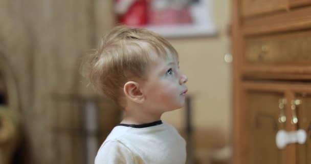 Jongen op de vloer tv kijken — Stockvideo