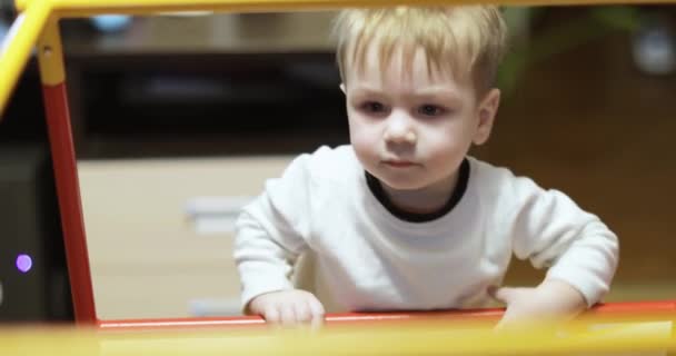 Um ano de idade menino na ginástica — Vídeo de Stock