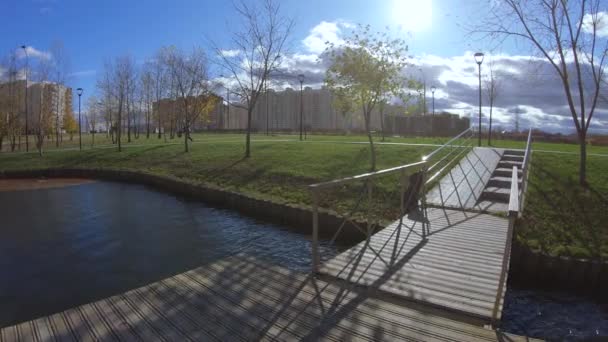 Muelle de madera en un pontón — Vídeos de Stock