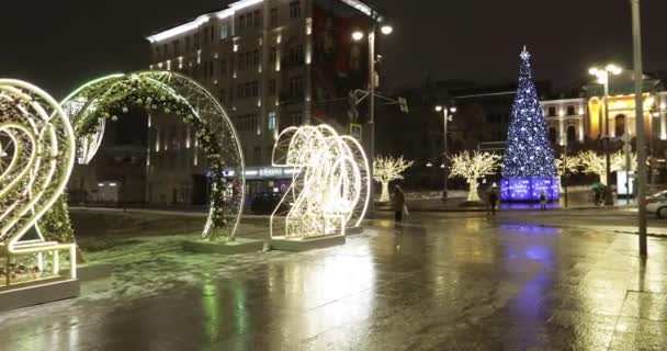 Фестивальне освітлення кільця бульвару біля метрополітену Кропоткінська. — стокове відео